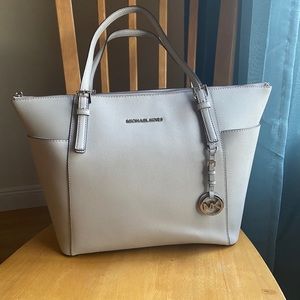 Michael Kors Jet Set Top Zip Tote